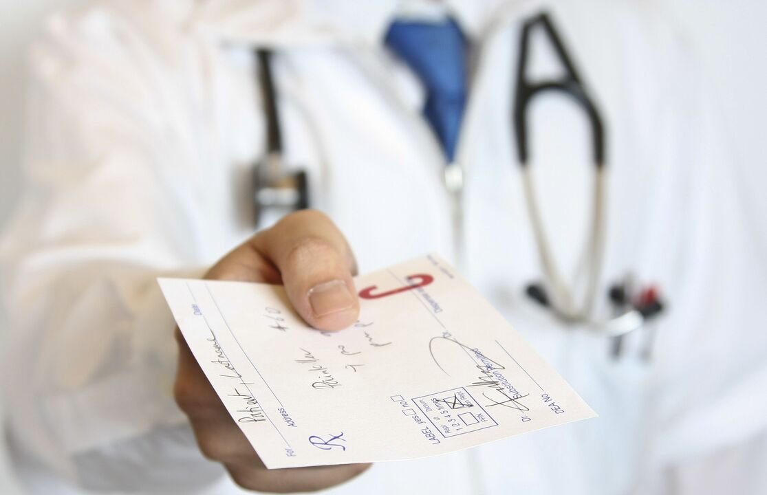 Le médecin prescrit une prescription pour le traitement des problèmes de puissance après 50 ans.