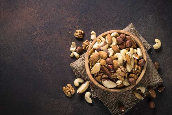 Une variété de noix dans l'alimentation d'un homme augmentera efficacement la puissance