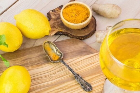Boire avec du citron, du gingembre et du curcuma pour augmenter la puissance